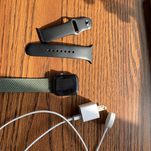 Apple Watch series 4, 44mm, gps+cellular. & an Inverness green braided solo loop - Picture 3 of 5